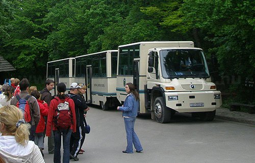 Kis busz a Plitvicei tavaknál