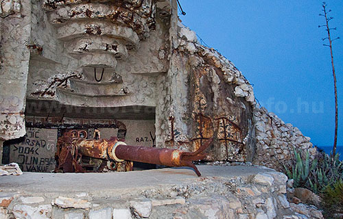 Egy erőd maradványa ágyúval a Vis szigeten.