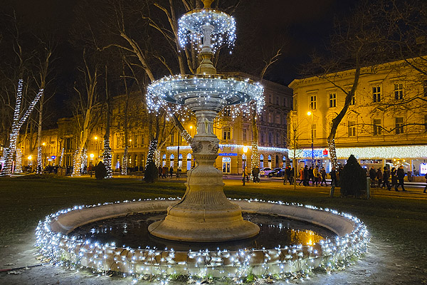 Szépen feldíszített, karácsonyi fényekben világító szökőkút a Zrinjevac parkban.
