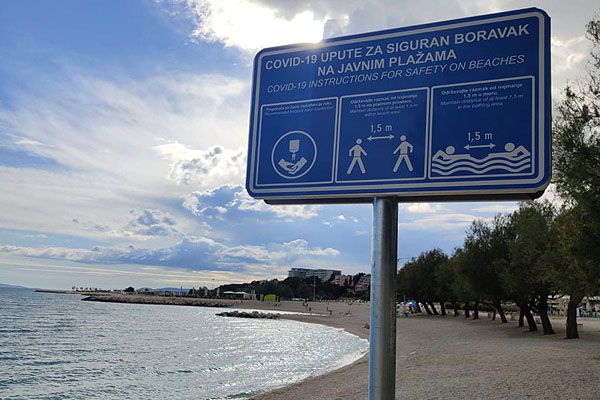 Megérkeztek az első koronavírus táblák Horvátországban a strandokra