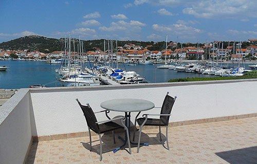 Jezera Horvátország egy népszerű kikötője és nyaralási helyszíne.