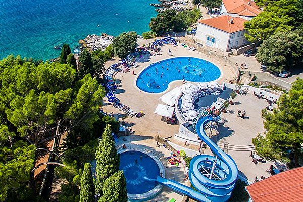 2 medence és egy csúszda a felszereltség, a Krk szigeten a Hotel Drazicában