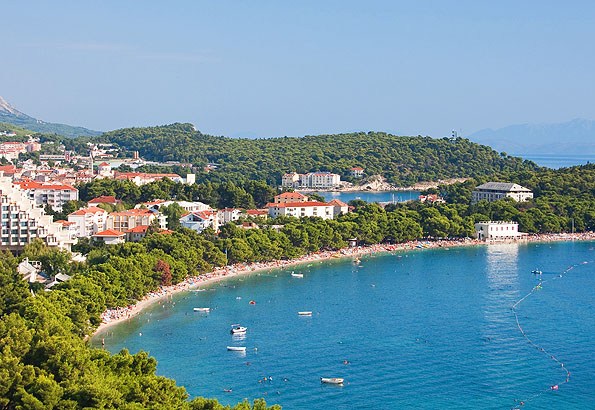Egy védett öbölben fekszik Makarska városi strandja.
