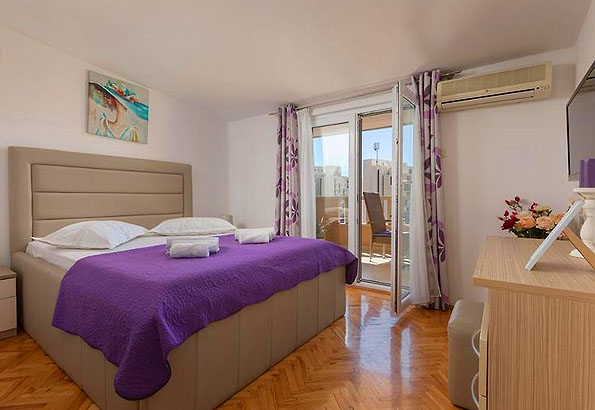 Szép színes, modern apartmant bérelhetünk Horvátországban Makarskán a strand közelében