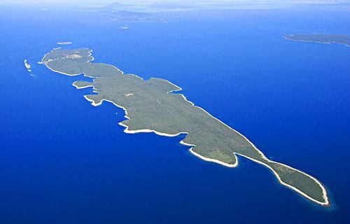 A hosszan elnyúló Premuda sziget a nyílt tengeren fekszik.