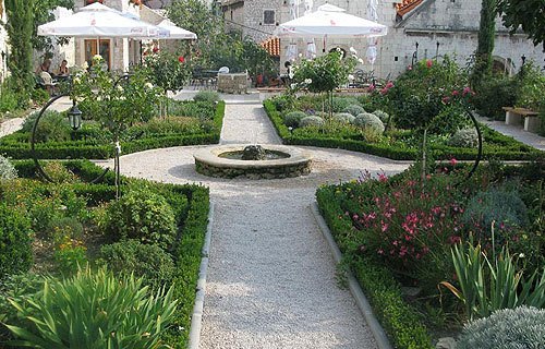 Szent Lőrinc Kolostor kertje