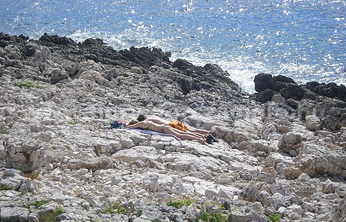 Elhagyatott sziklás tengerpart Horvátországban