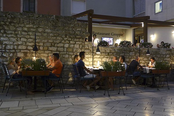 A Katedriális mellett található a mediterrán stílusú Groppo étterem
