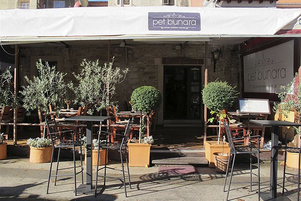 A Pet Burana is népszerű étterem Zadarban