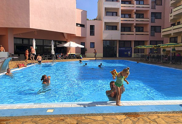 Zadarban a Hotel Donatnak saját medencéje van
