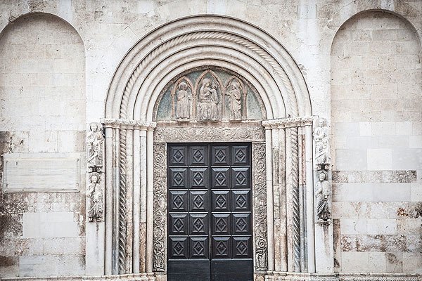 Zadar Katedrálisának bejárata díszes faragásokkal van kialakítva.